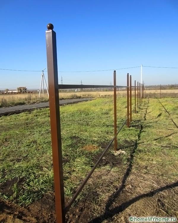 Важно е опорните постове да са в права линия.