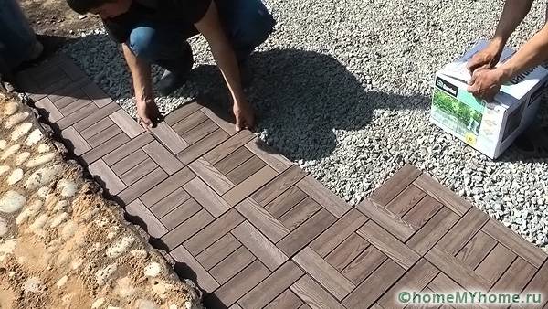 Gli elementi in plastica possono imitare il legno o la pietra