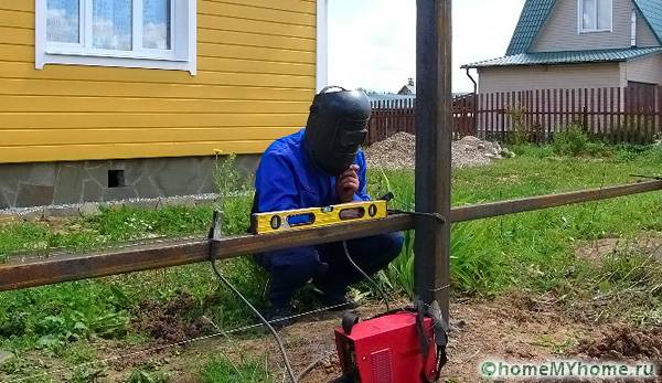 Когато заварявате трупи, трябва да проверите хоризонталното им ниво