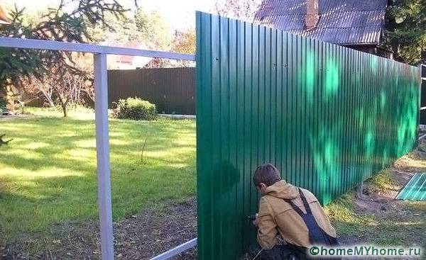 Самонарезните винтове, отговарящи на цвета на велпапето, са практически невидими на оградата