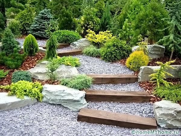 La combinazione di ghiaia e grandi pietre sembra insolita