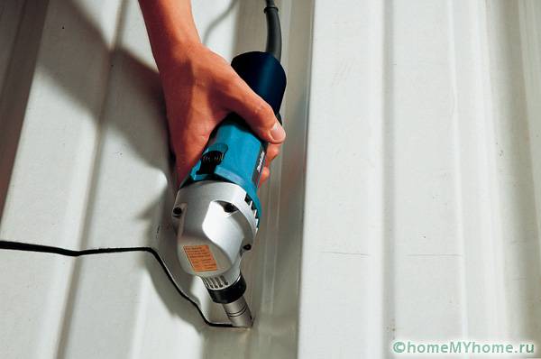 Удобно е да използвате електрически ножици за работа с професионален лист.