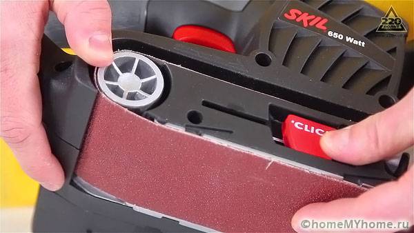 Sabuk pengamas mesin pesawat dengan sekeping tali pinggang kasar yang terus berputar