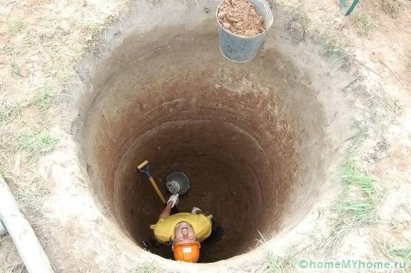 Bazinul ar trebui să fie suficient de adânc, dar să nu ajungă la nivelul apei subterane