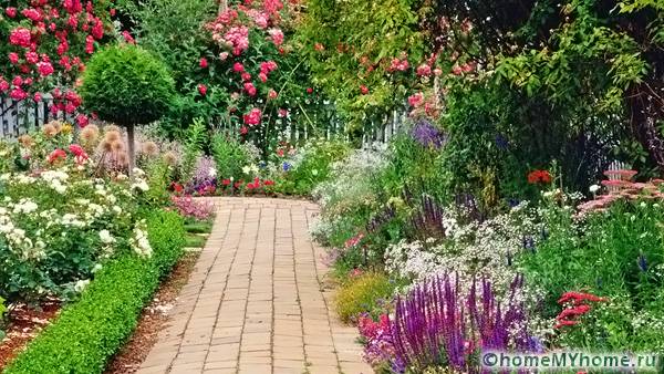 Il mattone normale è un materiale eccellente per la pavimentazione