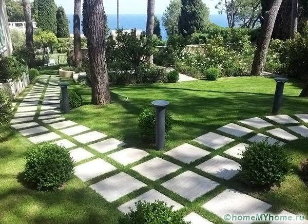 Gli elementi in cemento si fondono bene con i verdi del prato