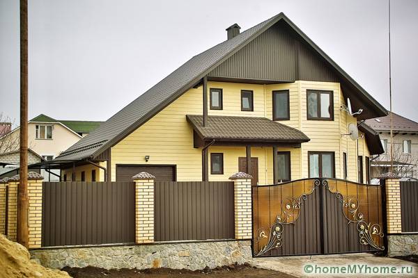 Оградата и фасадата на къщата, използвайки една и съща цветова схема