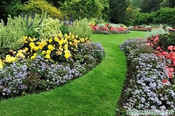 Tali percorsi sono piantati con erba resistente al calpestio.