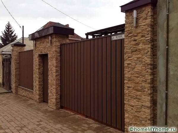 Цветът на камъка на стълбовете трябва да съвпада с цвета на профила