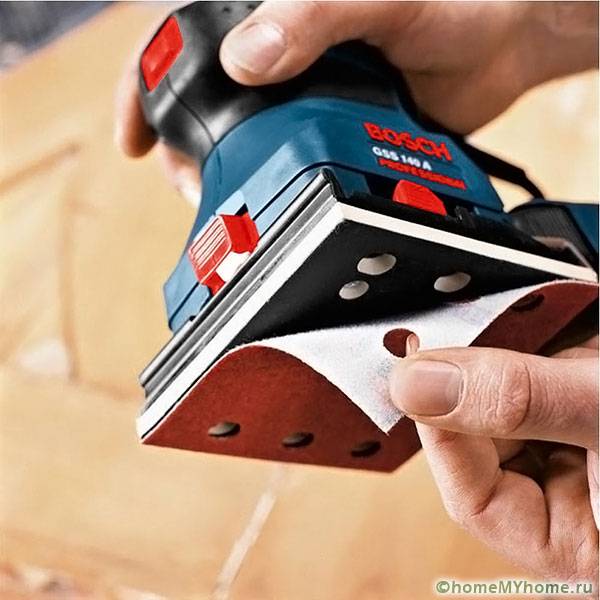 Melekatkan pelelas dengan Velcro