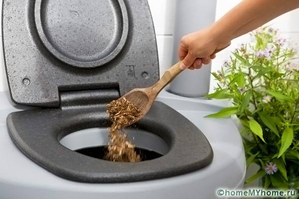 Turba este umplută manual în toaletă după utilizare