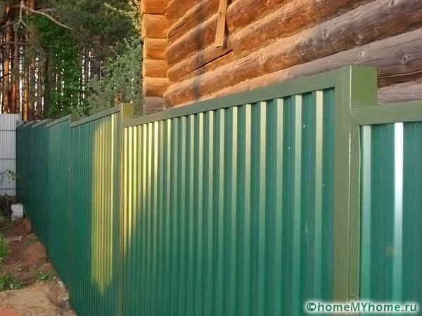 Разбиването на оградата на участъци е много удобно за неравен терен