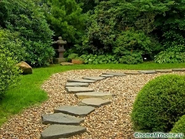 Usando le macerie per decorare il percorso