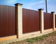 รั้ว DIY จากแผ่นงานมืออาชีพ: ภาพถ่าย