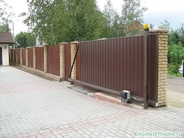 Fencing with a sliding mechanism fits perfectly into the overall exterior and allows you to leave a lot of free space