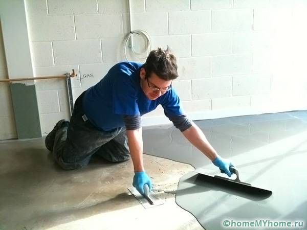 Nella prima fase, la soluzione viene distribuita sulla superficie con una spatola