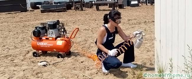 Air compressor helps to paint very quickly