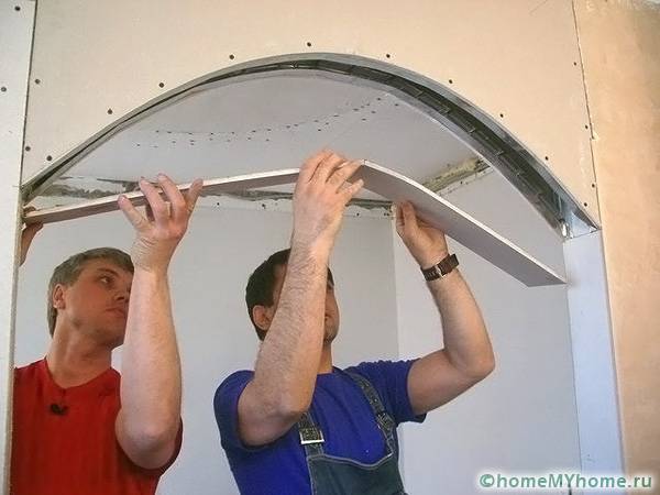 Mengikat kepingan yang dilipat ke bingkai