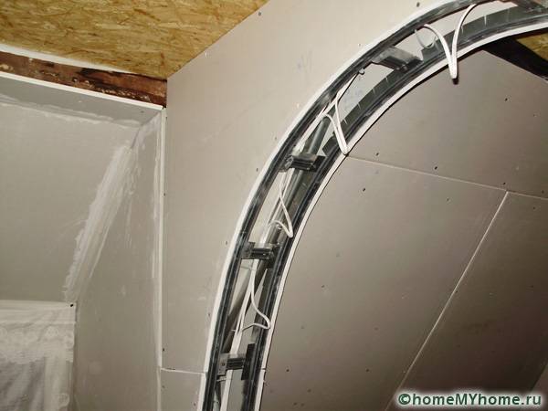 Sekiranya anda merancang untuk menyatukan lampu ke bukaan melengkung, anda harus menjaga output wayar yang diperlukan