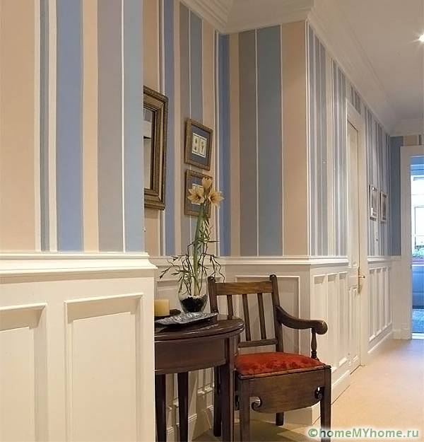 В допълнение към увеличаването на височината на стените, вертикалните ивици изглеждат хармонично в класически интериор.