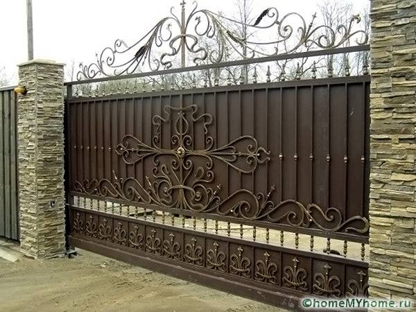 Even intricate fences can be sliding