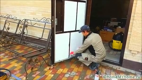 Изборът на изолация зависи от материала на самата врата