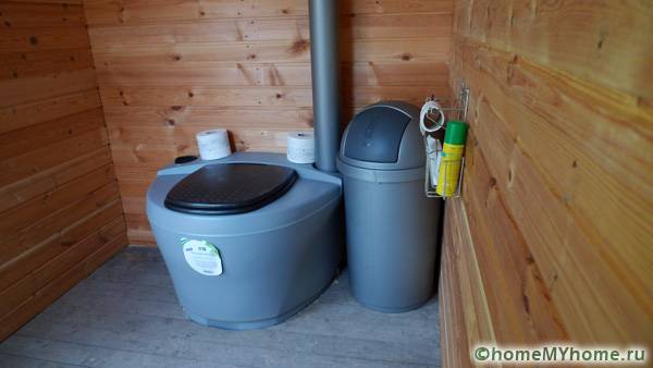 Правилно монтираната торфена тоалетна ще създаде допълнителен комфорт и условия за живот в къща извън града