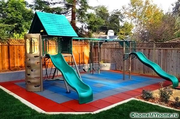 Parques infantis revestidos de borracha - um lugar seguro para as crianças brincarem