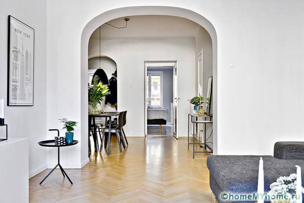 Lengkungan romantis mempunyai bentuk segi empat bulat