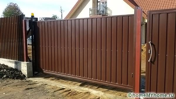 Sliding fences can be made of any kind of materials