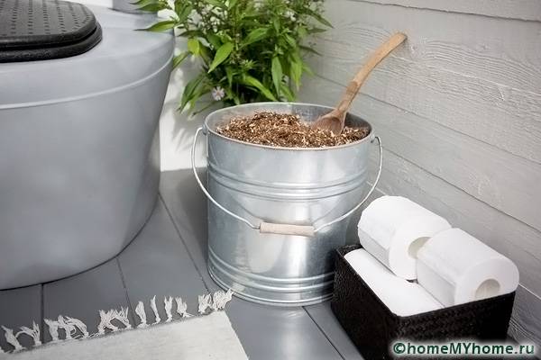 Торфената смес се поставя в кофа и се поставя до тоалетната. Можете да излеете състава с шпатула