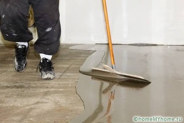 Anche l'uso di mescole autolivellanti richiede l'uso di attrezzature e abilità speciali.