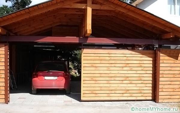 Suspended models are durable, so they can be used not only in private households, but also for fencing industrial areas