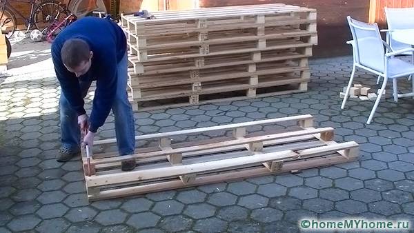 Строителните палети са много лесни за разглобяване и сглобяване в желаната конструкция