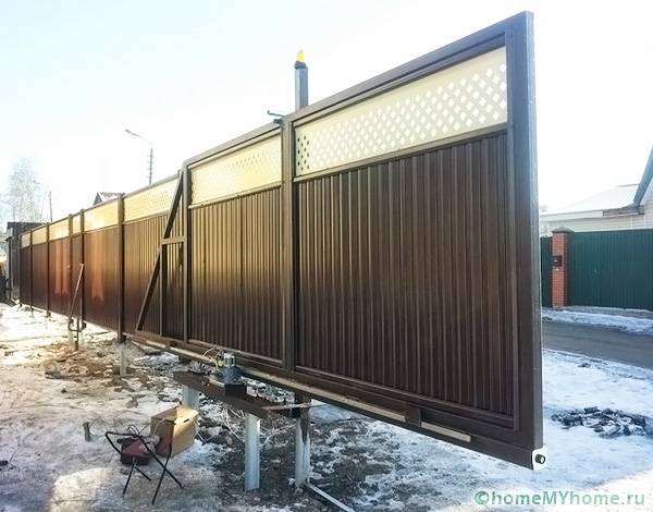 Installation of supporting elements guarantees the stability of the fence