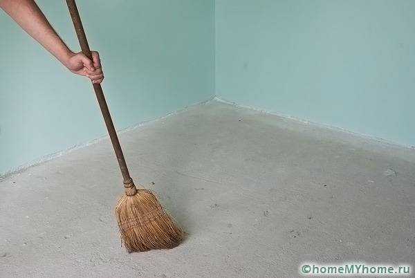 La base in cemento deve essere pulita, livellata e priva di crepe