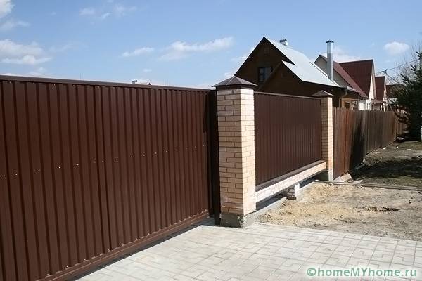 Mechanical models can be made from inexpensive materials, this will not affect the quality of the structure.