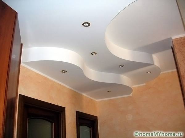 Таванът на три нива има необичаен и оригинален дизайн