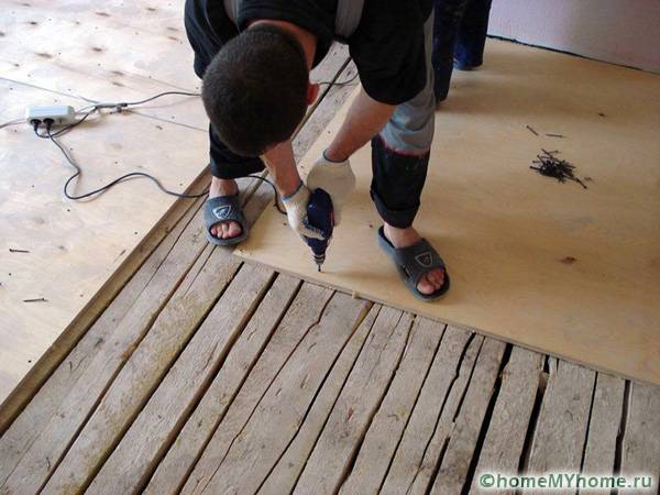 Prima di installare il pavimento autolivellante, è possibile posare il compensato con la successiva sigillatura dei giunti con malta