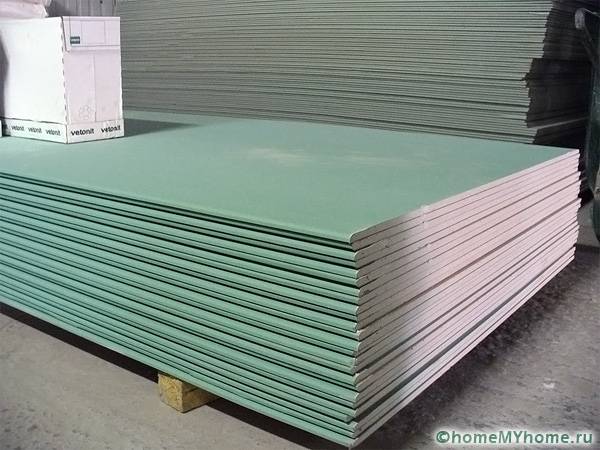 Устойчивият на влага гипсокартон е отличен вариант при условия на висока влажност, което ще спести тавана от разрушаване и подуване