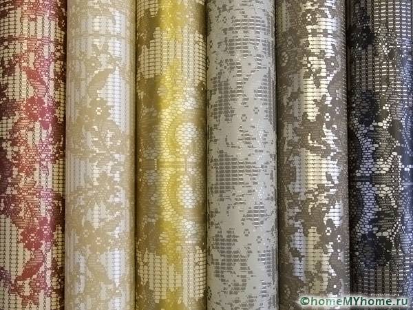 Платната от стъклен плат могат да бъдат подложени на различна обработка или произведени с различни видове шарки, например ажурна