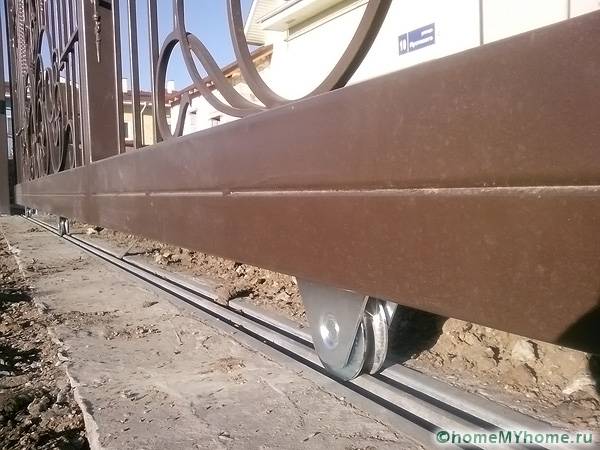 The rollers must be made of durable material, as they bear a huge load