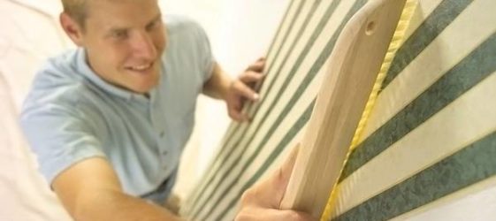 Comment coller du papier peint en vinyle à dos de papier