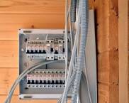 Elektrische Verkabelung zum Selbermachen in einem Holzhaus: Schritt-für-Schritt-Anleitung