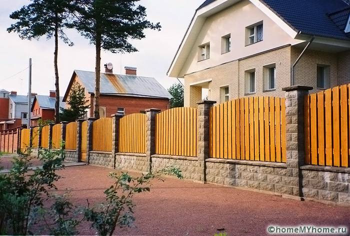 The fence will create a special atmosphere around the house and emphasize the overall style