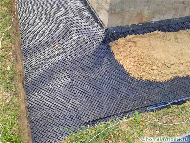 Meletakkan kalis air, diikuti dengan pengisian semula dan pemadatan pasir