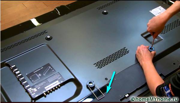 Monte los sujetadores del kit en la parte posterior del televisor