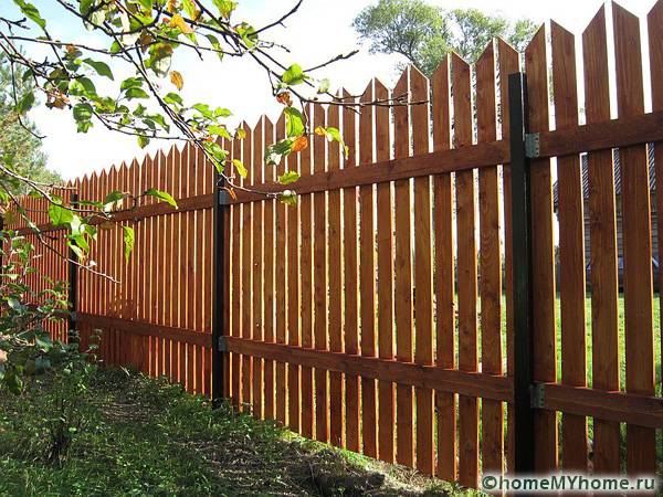 The picket fence allows you to build a high-quality fence in the shortest possible time