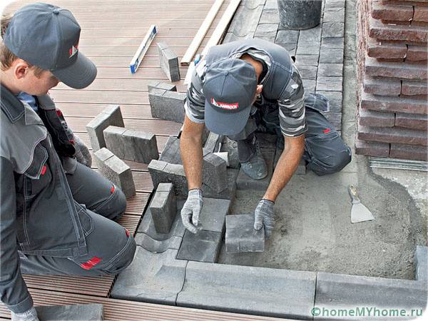 Meletakkan jubin dengan meratakan