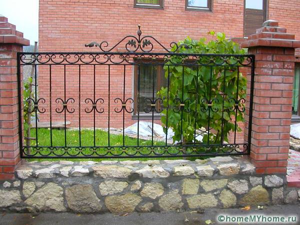 Bright structures with a complex design can be used to protect the territory.